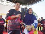 Kapolda-Sumsel-Irjen-Pol-A-Rachmad-Wibowo-SIk-bersama-ibu-ibu-usai-acara-gowes.jpg