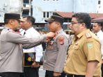 Kapolda-Sumsel-Irjen-Pol-A-Rachmad-Wibowo-SIk-memasangkan-Pin-Emas.jpg