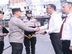 Kapolda-Sumsel-berikan-piagam-penghargaan-ke-personel-polres.jpg