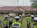 Kapolres-Muara-Enim-AKBP-Aris-Rusdianto-SIk-MSi-memimpin-pelaksanakan-apel-Operasi-Keselamatan-2022.jpg