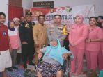 Kapolres-Muara-Enim-AKBP-Jhoni-Eka-Putra-berfoto-bersama-penderita-disabiltas.jpg