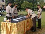 Kapolres-OKU-AKBP-Danu-Agus-Purnomo-SIk-menyaksikan-penandatangan-surat-sertijba-Perwira.jpg