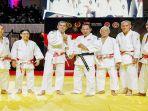 Kapolri-Jenderal-Listyo-Sigit-Prabowo-yang-mengenakan-sabuk-hitam-dan-memegang-sertifikat-sabuk.jpg