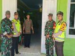 Kapolsek-Lalan-Iptu-Zulkarnain-Afinata-bersama-personil-TNI-ketika-melakukan-pengamanan.jpg