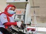 Karyawan-SPBU-sedang-mengisikan-Bahan-Bakar-Minyak-BBM.jpg