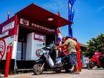 Karyawan-salah-satu-SPBU-saat-melayani-pengisian-BBM-bersubisid-di-SPBU-Pertashop.jpg