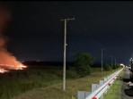 Kebakaran Lahan Dekat Tol Palindra Sejak Siang Hingga Malam Ini, Pemadaman Masih Berlangsung    