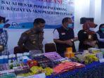 Kepala-BBPOM-Palembang-Drs-Zulkifli-menggelar-hasil-penyitaan-ribuan-kosmetik-ilegal.jpg
