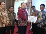 Kepala-Desa-Karang-Manik-Kecamatan-Belitang-II-mendapatkan-penghargaan-Mata-Lokal.jpg