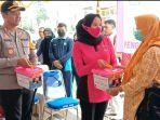 Ketua-Bhayangkari-Cabang-OKU-Ny-Anggita-Iriani-Danu-memberikan-bingkisan.jpg