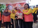 Ketua-DPRD-Sumsel-Anita-Noeringhati-bagikan-beras-di-Kelurahan-Tuan-Kentang.jpg