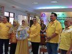 Ketua-Harian-DPD-Partai-Golkar-Provinsi-Hj-RA-Anita-Noeringhati-menyerahkan-beasiswa.jpg