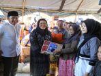 Ketua-Kormi-Sumsel-Hj-Samantha-Tivani-HD-memberikan-bantuan.jpg
