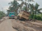 Kondisi-jalan-Raya-Sungai-Dua-atau-Jalan-Kapten-Abdullah-yang-berlubang-dan-rusak-parah.jpg