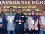 Lima-Komisioner-KPU-Kabupaten-Muratara-memberikan-keterangan-pers.jpg