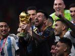Lionel-Messi-angkat-trofi-Piala-Dunia-2022.jpg