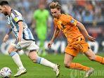 Lionel-Messi-diganggu-oleh-Frenkie-De-Jong.jpg
