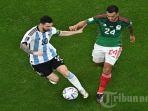 Lionel-Messi-kiri-berebut-bola-dengan-Luis-Chavez.jpg