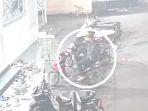 MALING-MOTOR-Tangkapan-layar-rekaman-CCTV-saat-pelaku-mencuri-sepeda-motor.jpg
