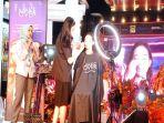Make-Over-memperagakan-cara-make-up-di-kegiatan-kelas-kecantikan-Prime-AREBI-Expo.jpg