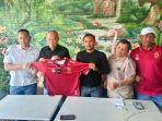 Management-SFC-bersama-pelatih-kepala-memperkenalkan-Jersey-Sriwijaya-FC.jpg