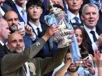 Manajer-Manchester-City-Pep-Guardiola-mengangkat-trofi-Piala-FA.jpg