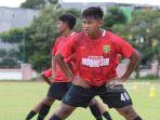 Mantan-gelandang-PS-Palembang-Wahyudi-alias-Ucok-mengenakan-jersey-Persebaya.jpg