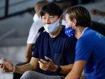 Marc-Klok-berbincang-dengan-pelatih-timnas-Indonesia-Shin-Tae-yong.jpg