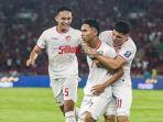 Marcelino-Dipeluk-usai-mencetak-gol.jpg