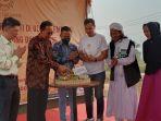 Marketing-Director-Royal-Resort-Residences-RRR-Nata-Susanto-memotong-nasi-tumpeng.jpg