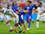 Mason-Mount-Kiri-dan-Sergino-Dest-tengah-memperebutkan-bola.jpg