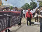 Massa-AMLK-SS-unjuk-rasa-di-kantor-Kejaksaan-Negeri-Kota-Prabumulih-Senin-21112022.jpg