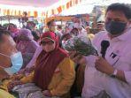 Menko-Airlangga-Hartarto-ketika-berkunjung-ke-pasar-dan-berdialog-dengan-salah-seorang-pedagang.jpg