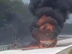 Mobil-Carry-Pick-up-terbakar-di-jalan-tol.jpg