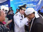 Momen-Penuh-Haru-Warga-Peluk-Ahmad-Usmarwi-Kaffah-Usai-Dilantik-Plt-Bupati-Muara-Enim.jpg