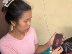 Monalisa-Nababan-menunjukkan-foto-adiknya-Aldi-Sahilatua-Nababan.jpg