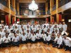 Para-calon-menteri-kompak-memakai-baju-putih-saat-foto-bersama-dalam-pembekalan.jpg