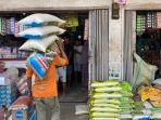 Para-pekerja-mengangkut-stok-beras-yang-baru-datang-ke-dalam-toko-di-PALI-2.jpg