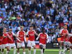 Para-pemain-Arsenal-menang-bola-Community-Shield-FA-Inggris.jpg