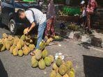Pedagang-buah-durian-yang-memajang-buah-buah-durian.jpg
