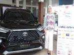 Pegawai-TAG-Tunas-Auto-Graha-Palembang-memerlihatkan-mobil-Avanza-Veloz.jpg