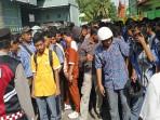 Pelajar-SMKN-3-Lubuklinggau-saat-dibariskan-di-depan-MAN-2-pasca-aksi-lempar-batu.jpg