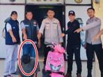 Pelaku-Aldi-beserta-barang-bukti-motor-honda-Beat-diamankan-Polsek-Teluk-Gelam.jpg