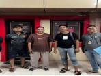 Pelaku-Budi-Madgani-ketiga-dari-kiri-dan-kanan-saat-diamankan-di-Satreskrim-Polres-Banyuasin.jpg