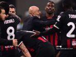 Pelatih-AC-Milan-Stefano-Pioli-berbicara-dengan-Rafael-Leao.jpg