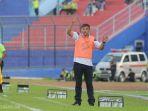 Pelatih-Arema-FC-Eduardo-Almeida-memberikan-instruksi-kepada-pemainnya.jpg