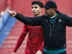 Pelatih-Persik-Kediri-Divaldo-Alves-tengah-menginstruksi-pada-anak-asuhnya.jpg