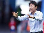Pelatih-Timnas-Indonesia-Shin-Tae-yong-memberikan-instruksi-kepada-anak-asuhnya.jpg