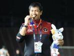 Pelatih-Timnas-U22-Indonesia-Indra-Sjafri-menggigit-medali-emas-SEA-Games-2023.jpg