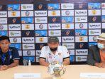 Pelatih-kepala-Sriwijaya-FC-Liestiadi-tengah-bersama-bek-kiri-Rendy-Siregar.jpg
